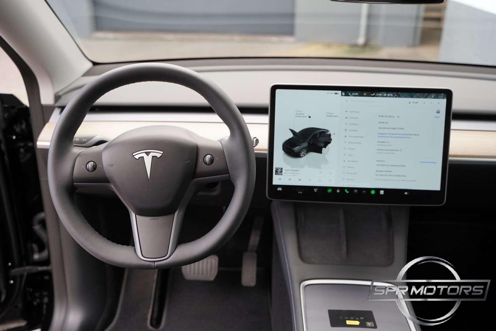 Tesla Model Y  Standard Range RWD – MATRIX/LED