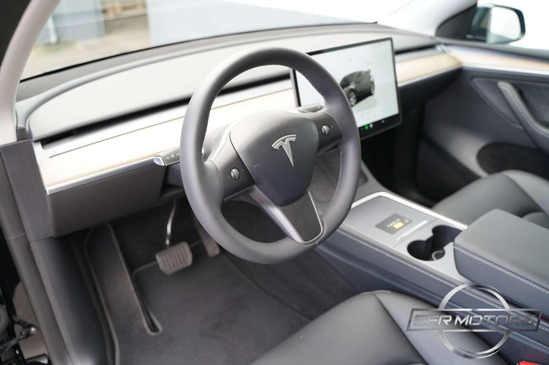 Tesla Model Y  Standard Range RWD – MATRIX/LED